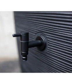 Capi Europe Kunststoff-Regentonne Rib, 130 L 16 Capi Europe Kunststoff-Regentonne Rib, 130 L -Pflanzenglück Geschäft 6695100 PR DE 001 RegentonneRibSchwarz130