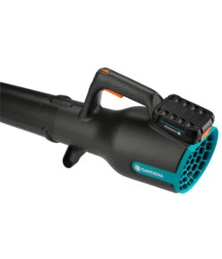 GARDENA Akku-Bläser PowerJet 18V P4A Set -Pflanzenglück Geschäft 6726350 WE FS 005 GARDENAGARDENAAkkuBlaeserPowerJet18VP4ASet 1
