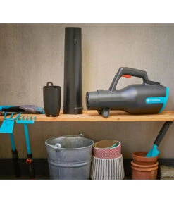 GARDENA Akku-Bläser PowerJet 18V P4A Set -Pflanzenglück Geschäft 6726350 WE MO 003 GARDENAGARDENAAkkuBlaeserPowerJet18VP4ASet q