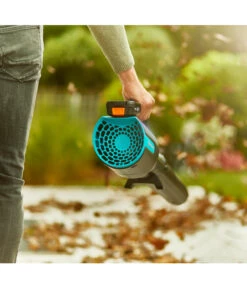 GARDENA Akku-Bläser PowerJet 18V P4A Set -Pflanzenglück Geschäft 6726350 WE MO 011 GARDENAAkkuBlaeserPowerJet18VP4ASet 1